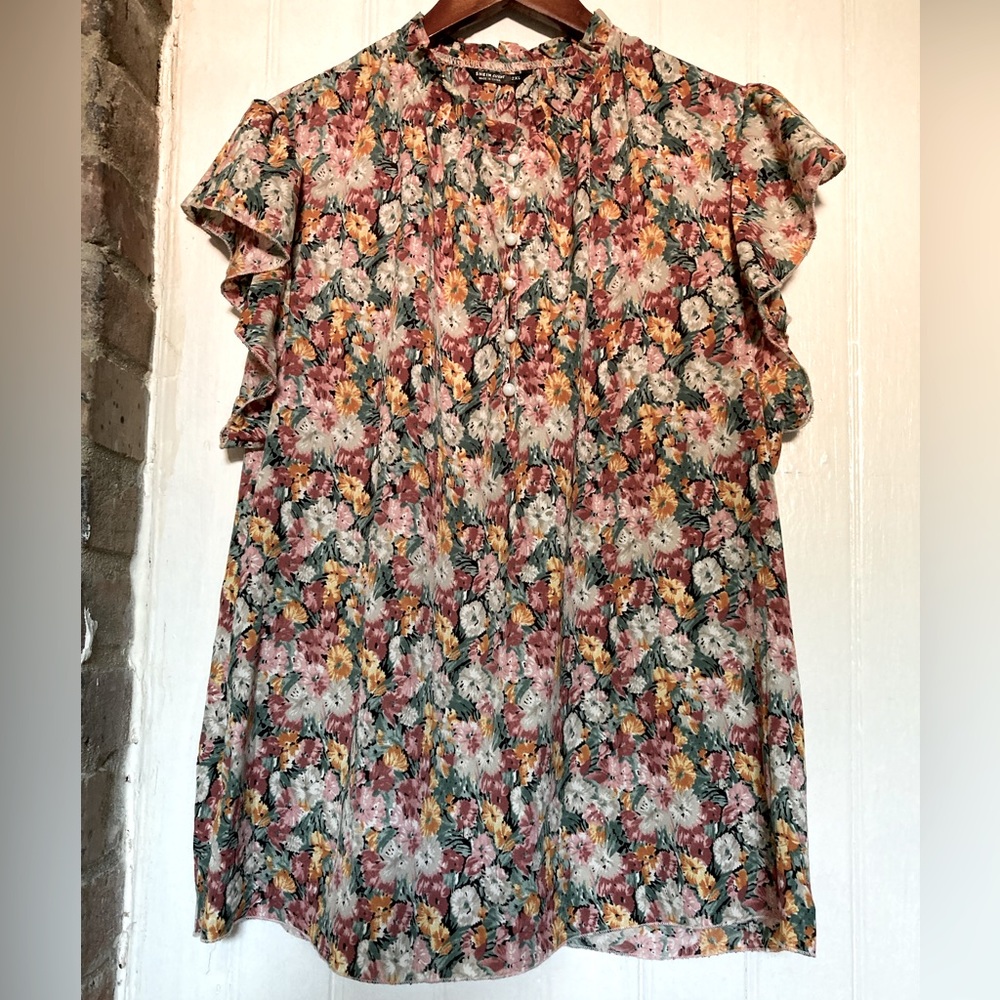 *3 for $20* Floral blouse with faux pearl buttons and ruffled cap sleeves, sz 2X